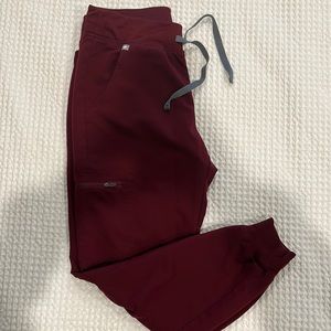 FIGS. Women’s jogger scrub pant size small petite. Maroon